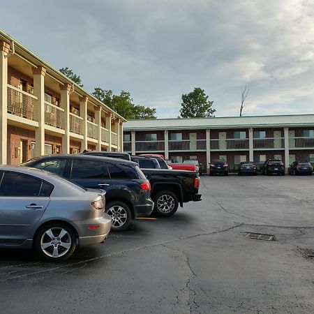 Quality Inn & Suites 1000 Islands Ґананокве Екстер'єр фото