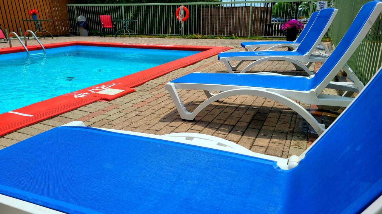 Quality Inn & Suites 1000 Islands Ґананокве Екстер'єр фото