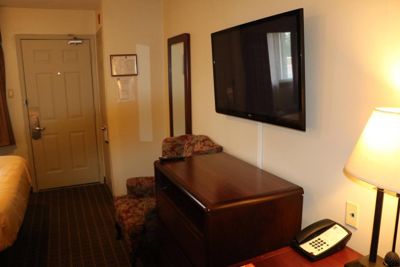 Quality Inn & Suites 1000 Islands Ґананокве Екстер'єр фото