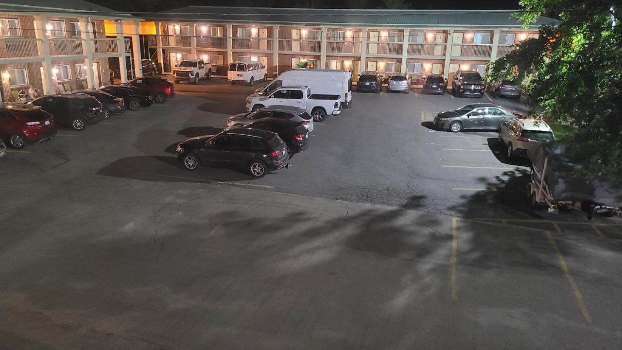 Quality Inn & Suites 1000 Islands Ґананокве Екстер'єр фото