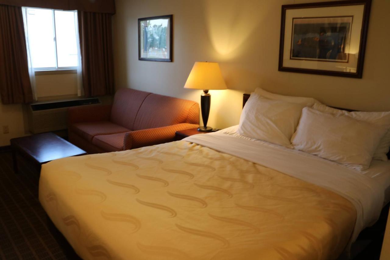 Quality Inn & Suites 1000 Islands Ґананокве Екстер'єр фото
