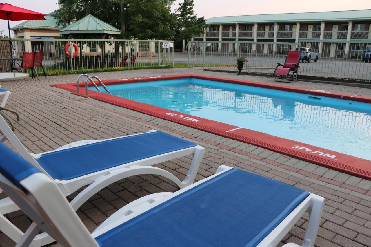 Quality Inn & Suites 1000 Islands Ґананокве Екстер'єр фото