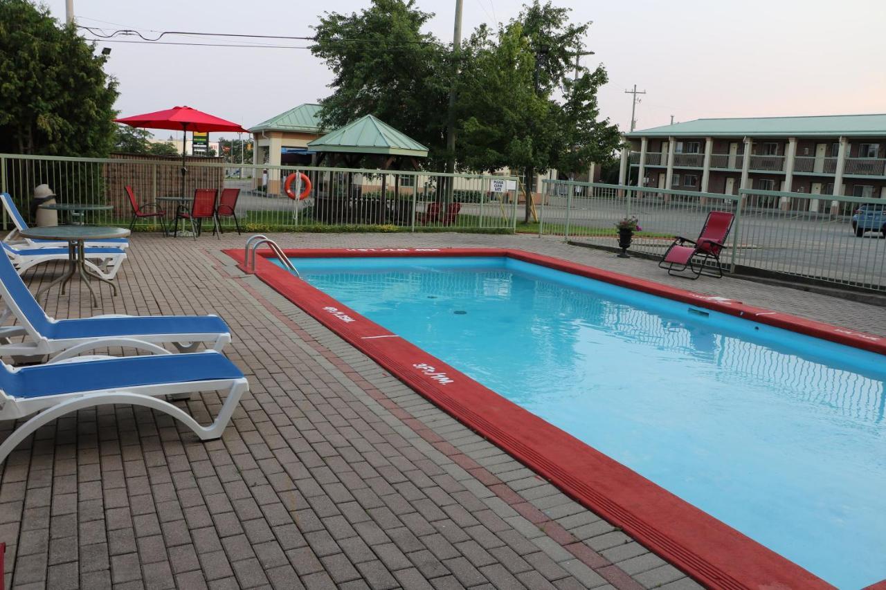 Quality Inn & Suites 1000 Islands Ґананокве Екстер'єр фото
