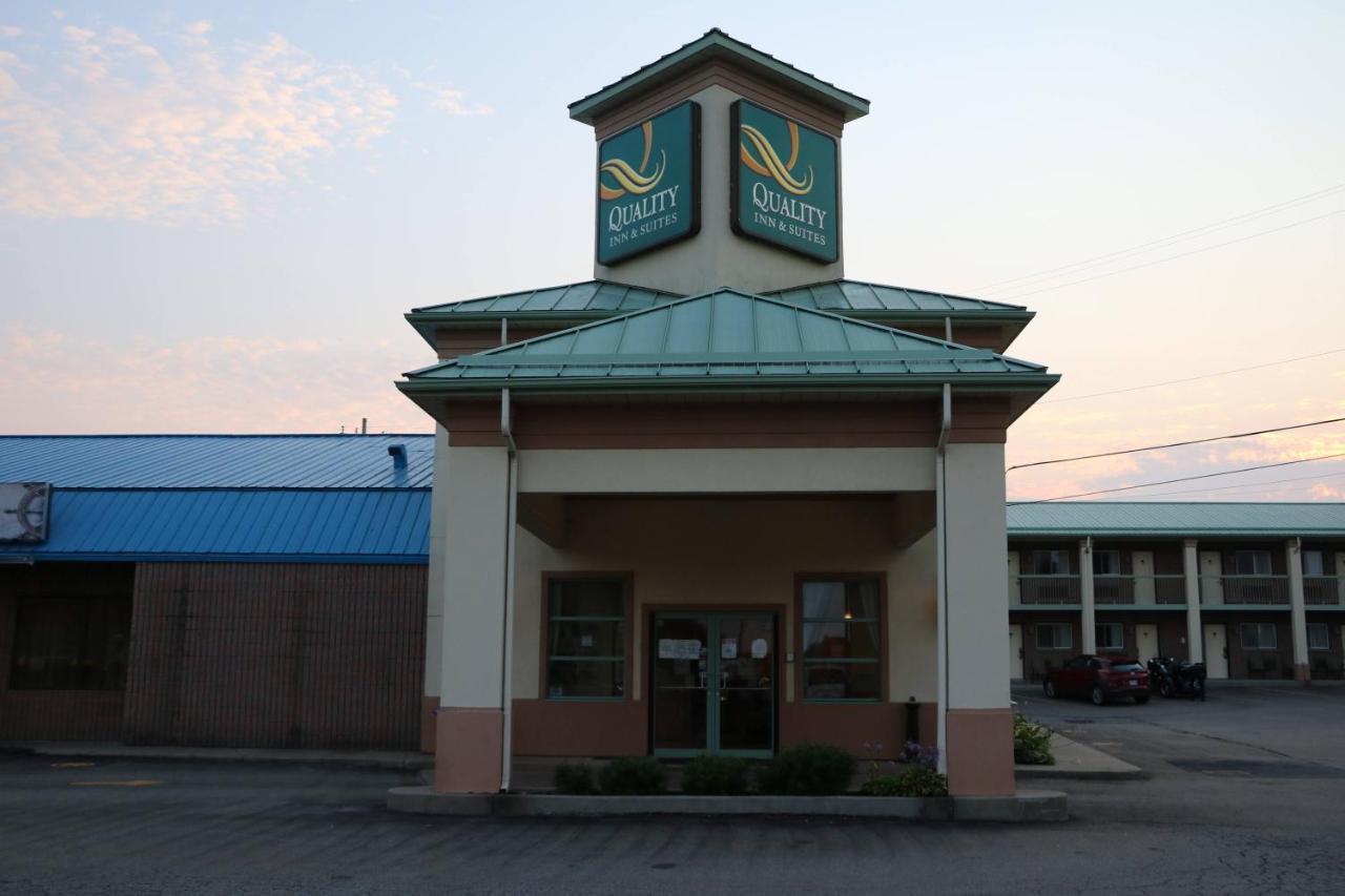 Quality Inn & Suites 1000 Islands Ґананокве Екстер'єр фото