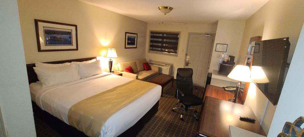 Quality Inn & Suites 1000 Islands Ґананокве Екстер'єр фото