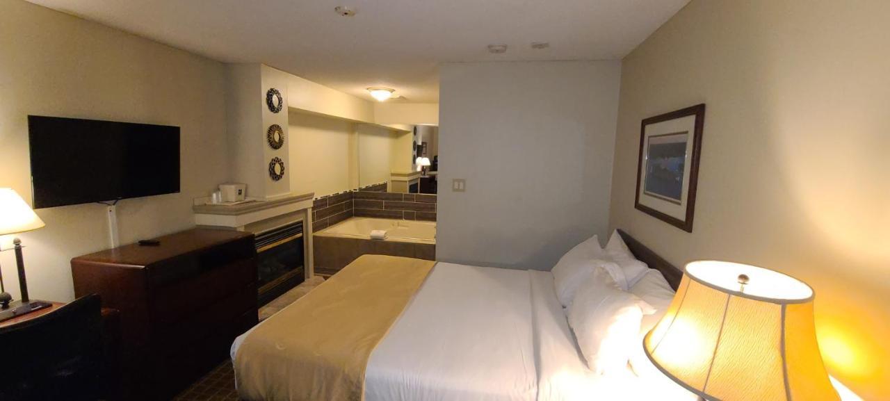 Quality Inn & Suites 1000 Islands Ґананокве Екстер'єр фото