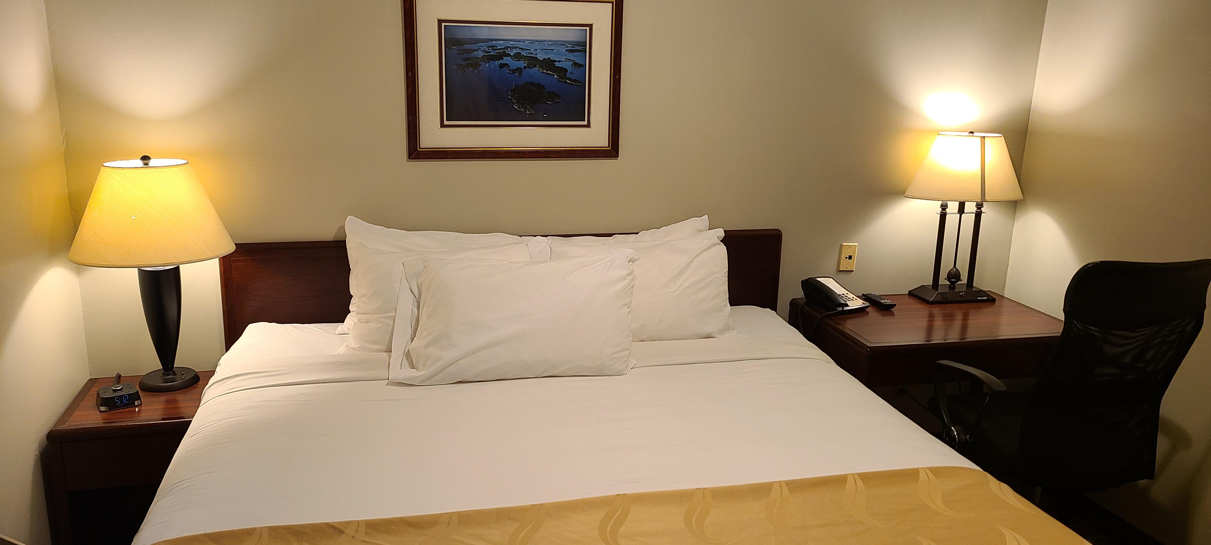 Quality Inn & Suites 1000 Islands Ґананокве Екстер'єр фото
