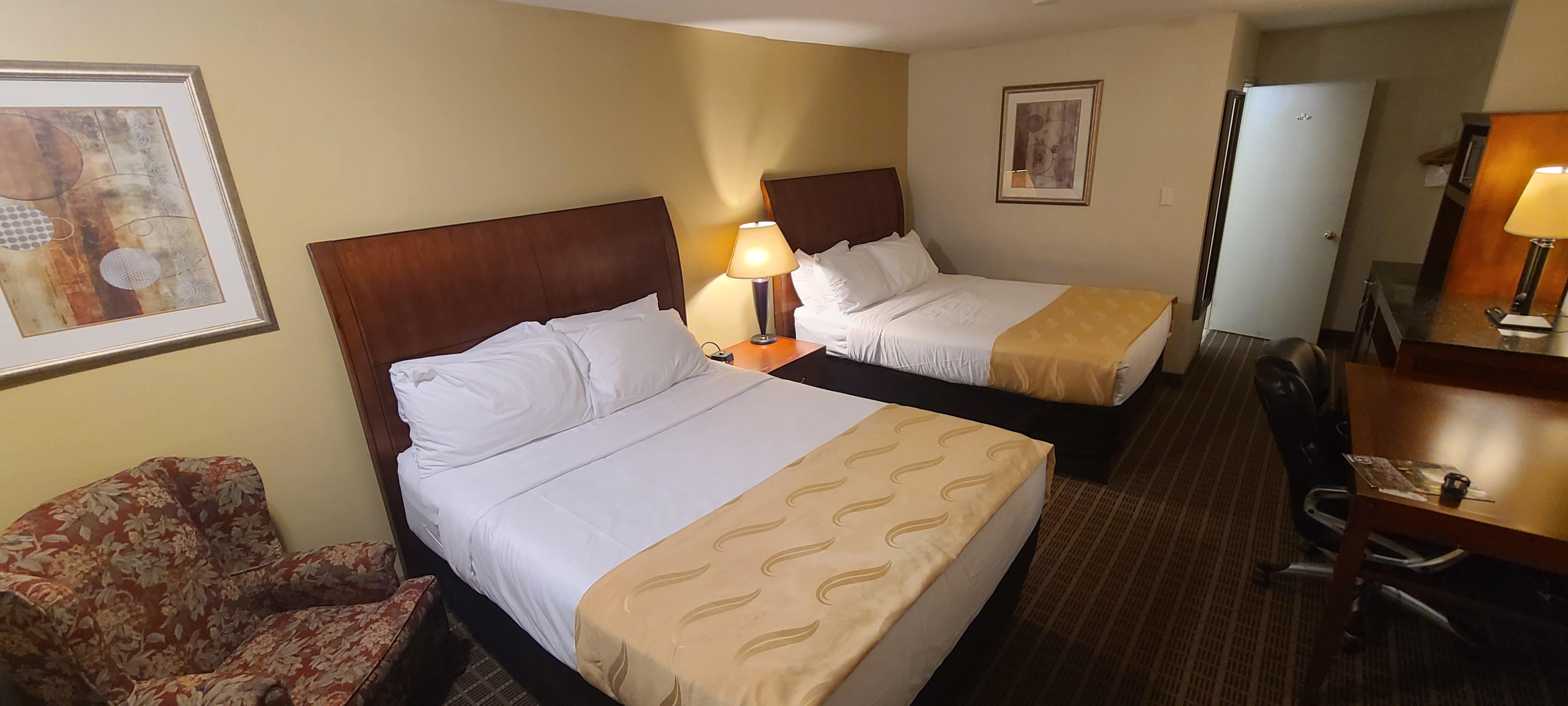 Quality Inn & Suites 1000 Islands Ґананокве Екстер'єр фото