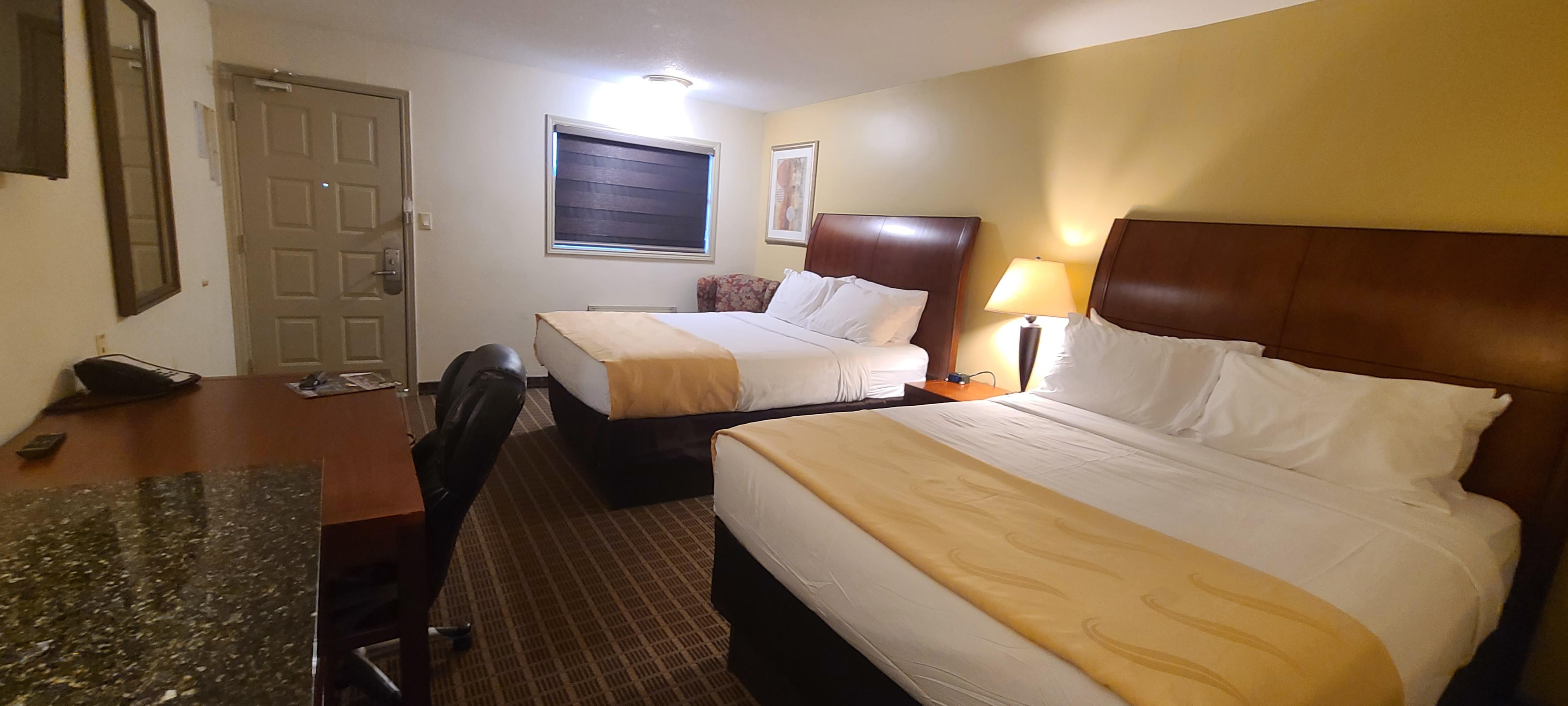 Quality Inn & Suites 1000 Islands Ґананокве Екстер'єр фото