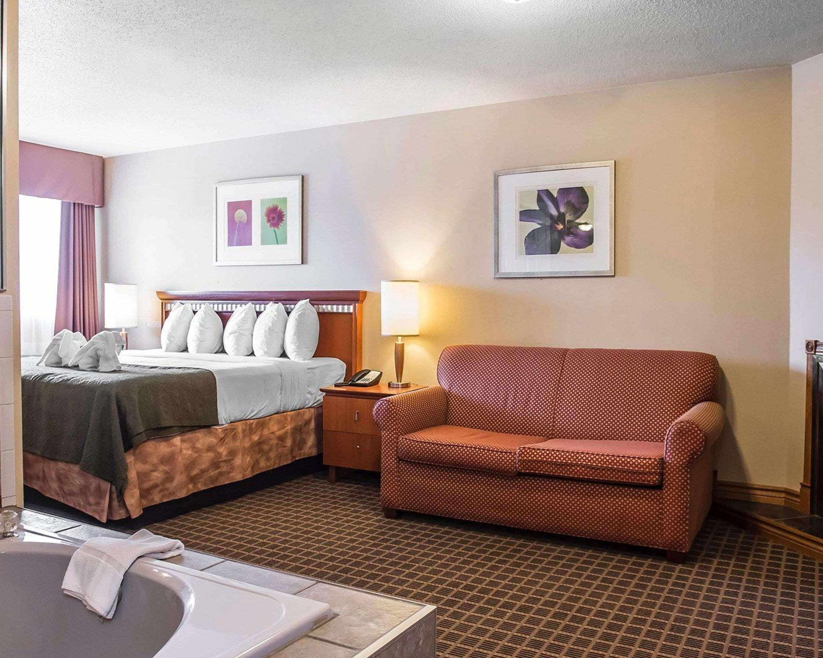 Quality Inn & Suites 1000 Islands Ґананокве Екстер'єр фото