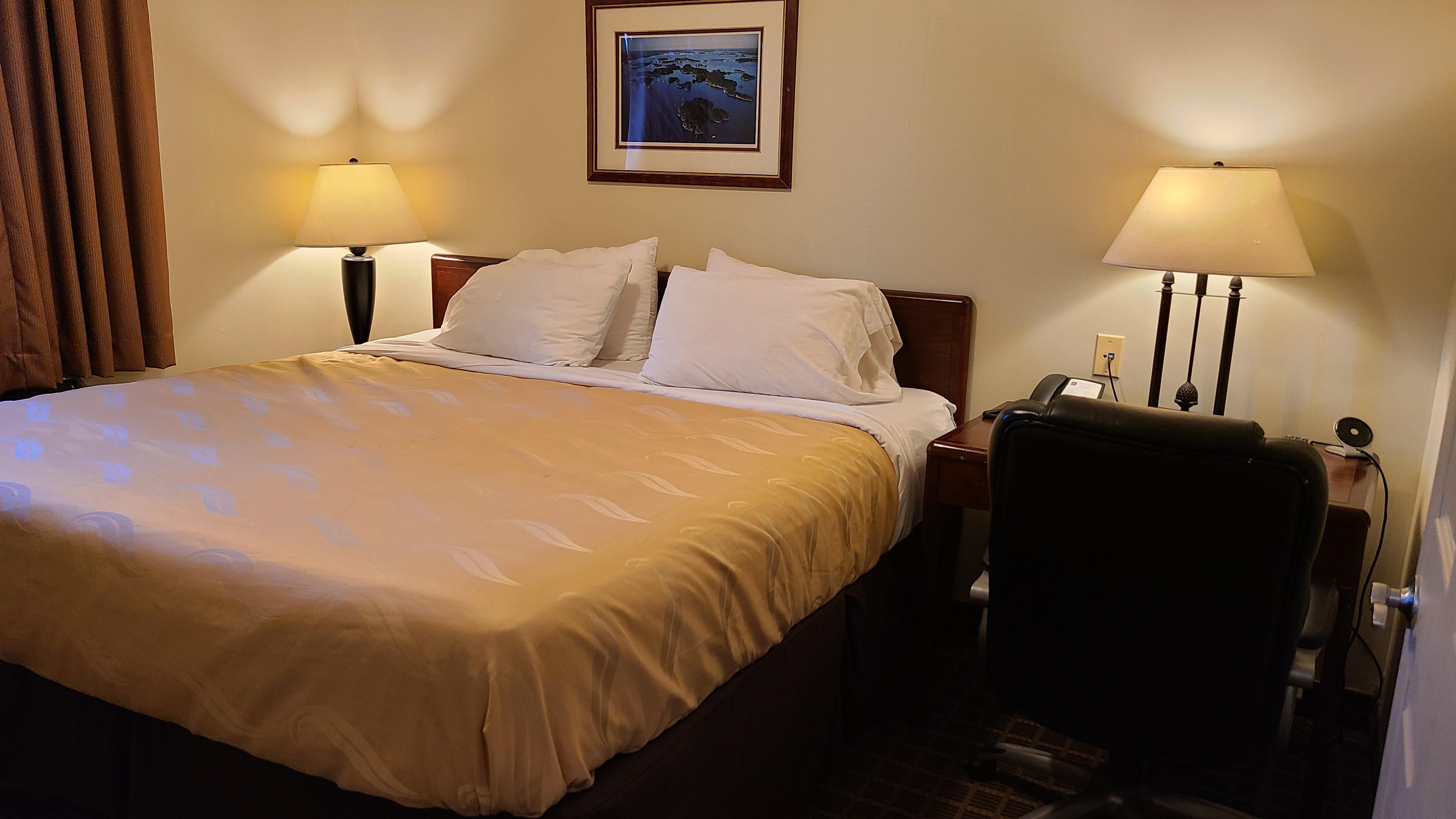 Quality Inn & Suites 1000 Islands Ґананокве Екстер'єр фото