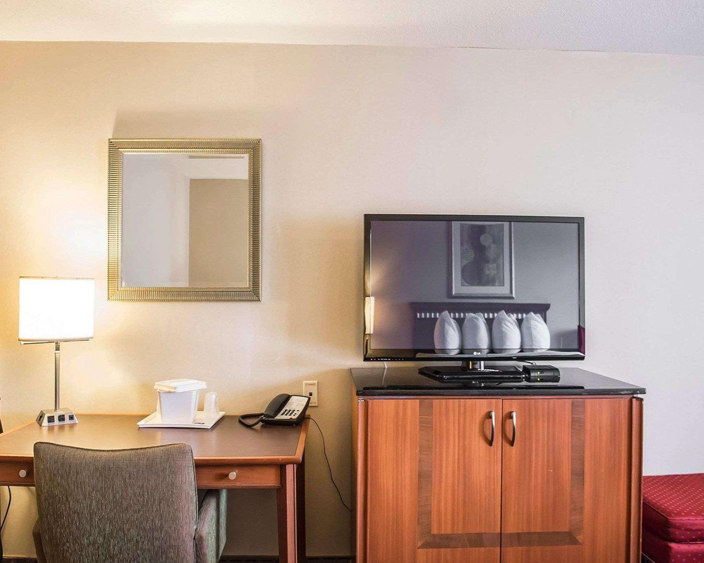 Quality Inn & Suites 1000 Islands Ґананокве Екстер'єр фото