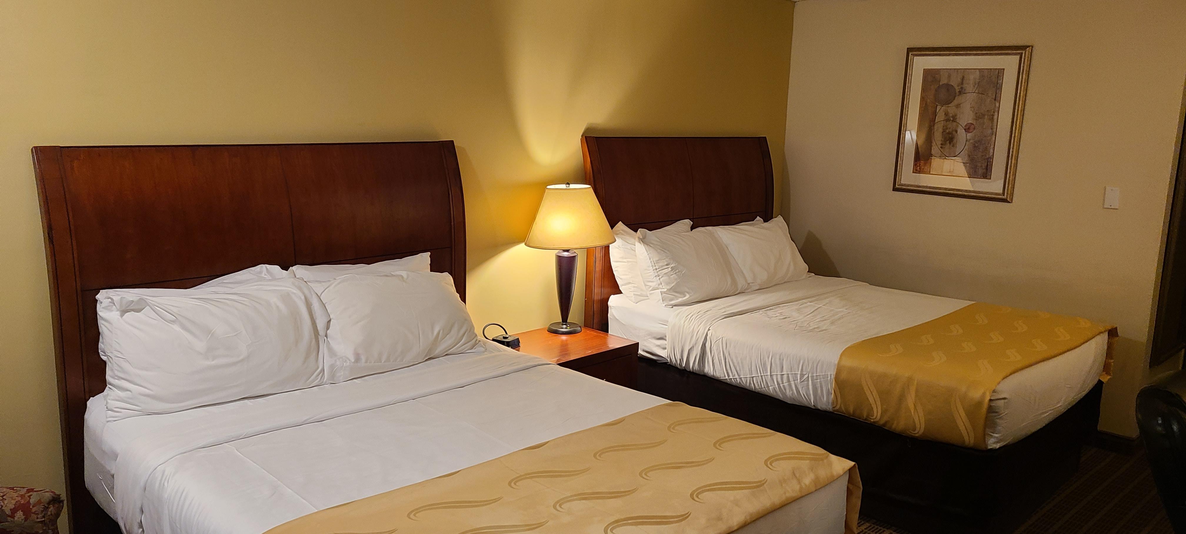 Quality Inn & Suites 1000 Islands Ґананокве Екстер'єр фото
