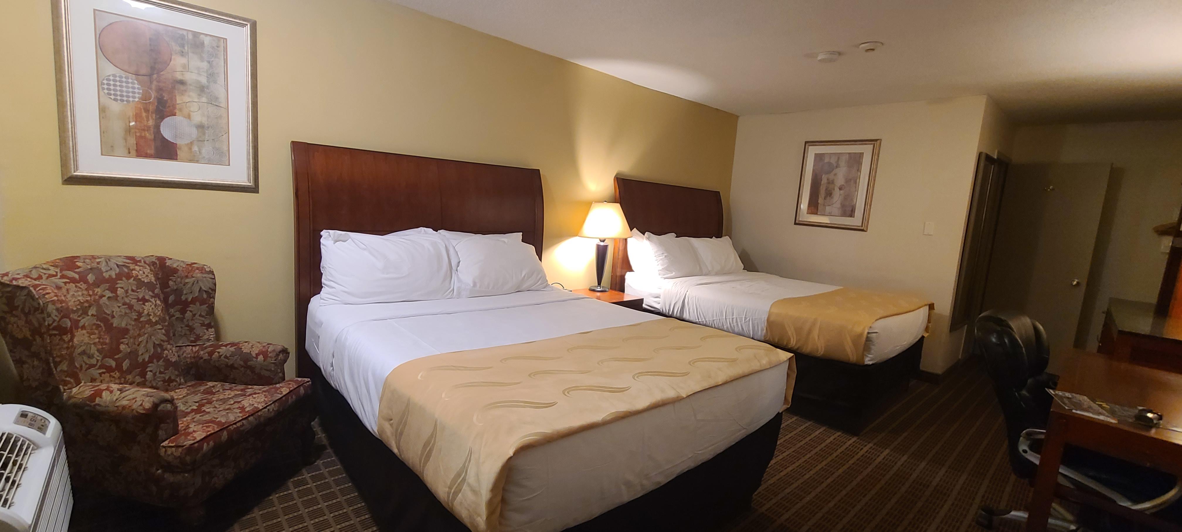Quality Inn & Suites 1000 Islands Ґананокве Екстер'єр фото