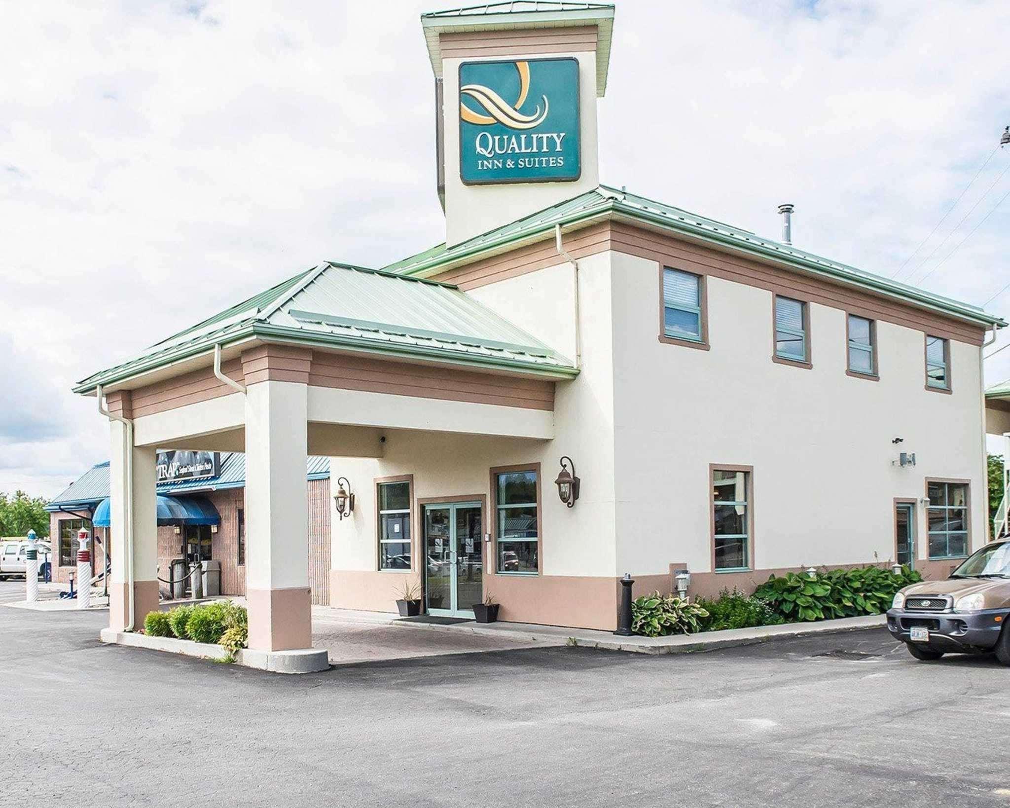 Quality Inn & Suites 1000 Islands Ґананокве Екстер'єр фото