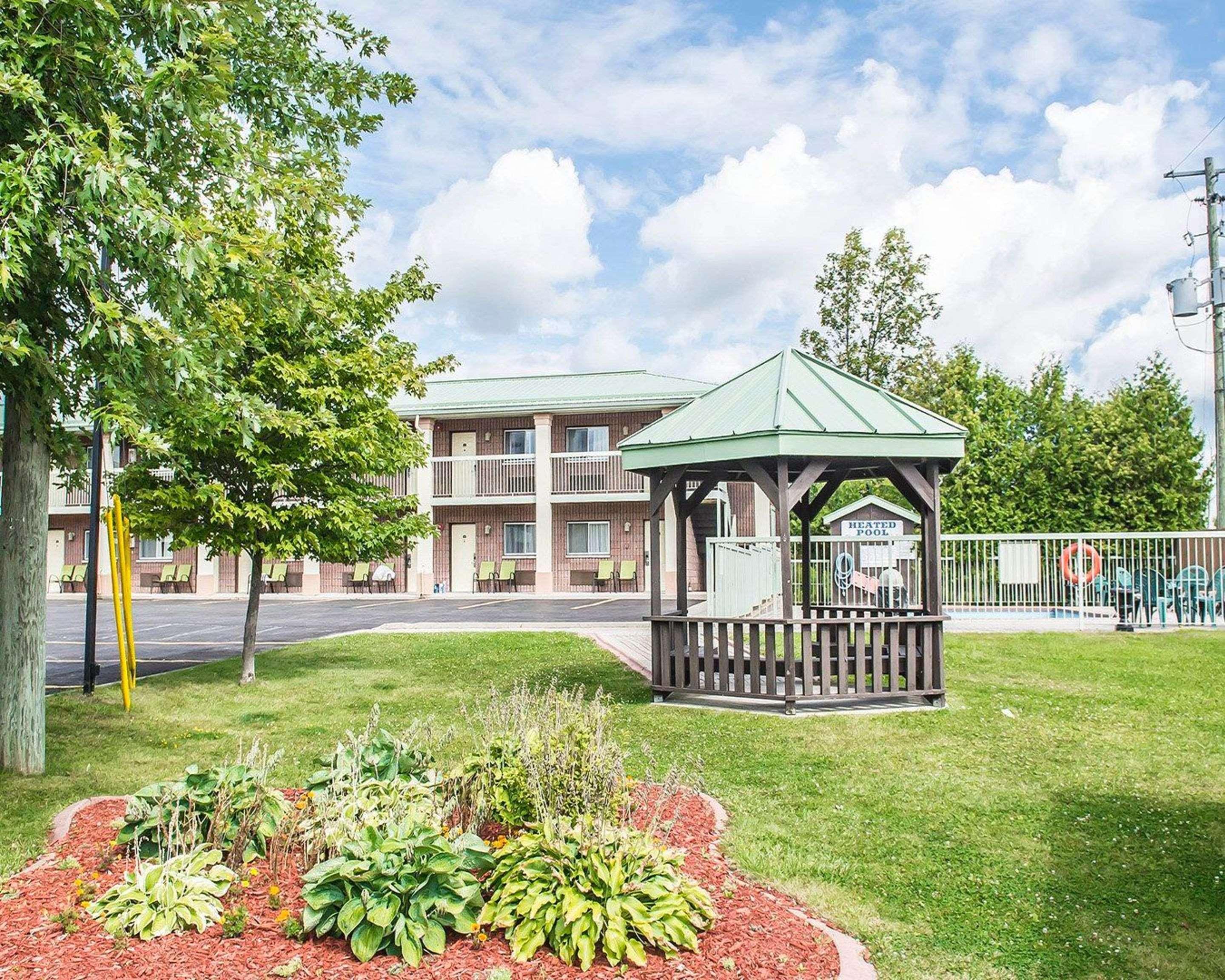 Quality Inn & Suites 1000 Islands Ґананокве Екстер'єр фото